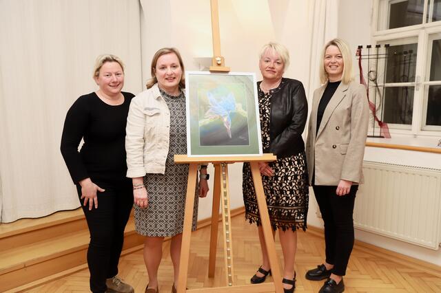 Künstlerin Monika Pratter (2.v.r.) mit Kerstin Raith-Schweighofer, Sabine Gollmann und Ulrike Pacnik-Lueger. | Foto: Alfred Mayer