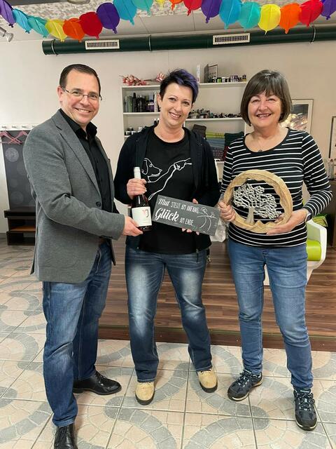 (v.l.) Wirtschaftskammerpräsident Andreas Wirth mit Denise und Monika Schmidt.  | Foto: WKB