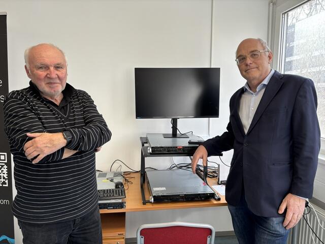 Gründer von MediaTest Karl Amon mit Gesellschafter Günther Ogris im neuen Medienkompetenzzentrum in St. Pölten | Foto: Lauren Seywald / MeinBezirk