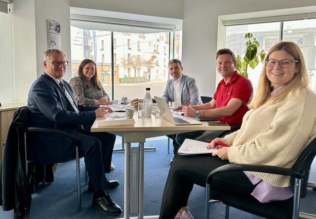 Manfred Kirchsteiger (Raiffeisenbank Liezen), Miriam Platzer (AMS Liezen), Christian Hollinger (Wirtschaftskammer Ennstal/Salzkammergut) sowie Marc Hollinger und Bianca Mader (beide MeinBezirk Liezen) kürten den Sieger des Regionalitätspreises 2025. | Foto: Schneeberger