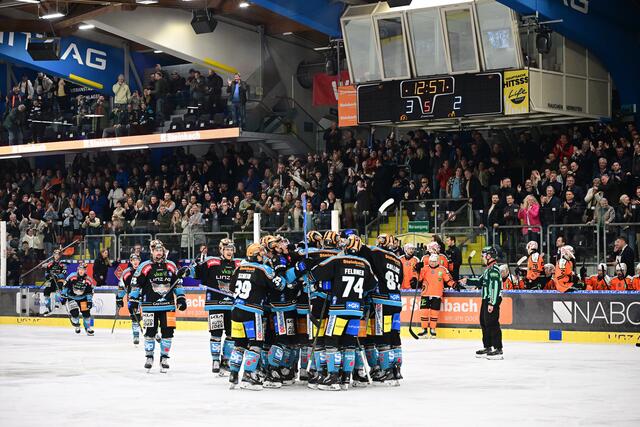 Die Linzer Eisarena verwandelte sich nach dem 3:2-Siegtreffer von Shawn St-Amant in ein reglerechtes Tollhaus.  | Foto: Eisenbauer/BWL