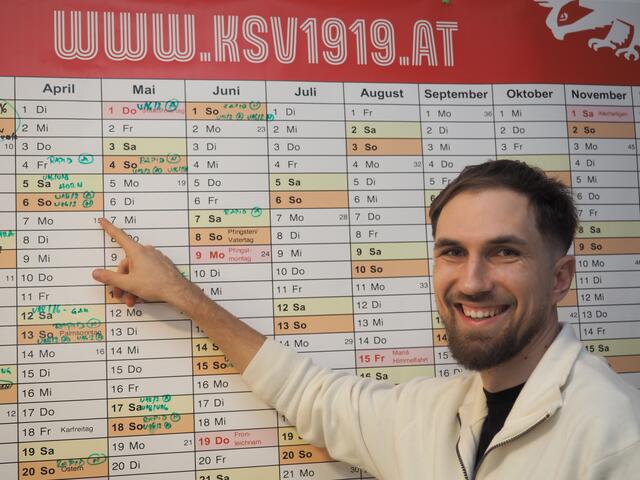 Matthias Puschl vor dem dicht gefüllten Terminplan der Kapfenberger Sportvereinigung 1919. | Foto: Gaube
