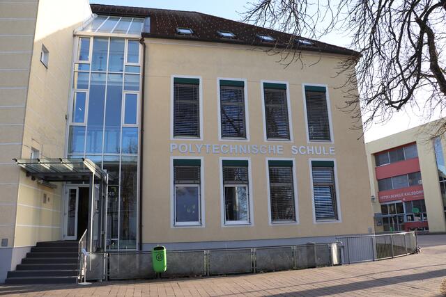 der nördliche Teil der alten Volksschule Kalsdorf wurde  für die Polytechnische Schule adaptiert. Die PTS zählt damit zu den modernsten Bildungseinrichtungen ihrer Art. | Foto: Edith Ertl