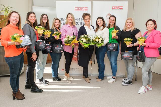 FiW-GF Hildegard Kogler, Patricia Regenfelder, Melanie Fischer, Natascha Wartbichler, Bezirksstellenobfrau Eva Hoffmann, Vizepräsidentin und FiW-Landesvorsitzende Astrid Legner, FiW-Bezirksvorsitzende Brigitte Truppe-Bürger, Hannah Amlacher, Melanie Primeßnig und Olivia Konec | Foto:  Alexander Wieselthaler