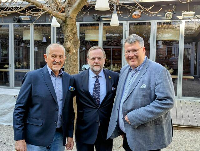 V.l.: Günter Hager (Josef), Sepp Schellhorn (Neos), Thomas Stockinger (OÖ. Wirtesprecher) im Josef Gastgarten.  | Foto: Thomas Stockinger