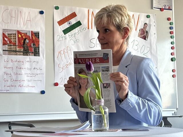In einer Tageszeitung wurde Manuela Kräuter ein Bericht gewidmet, den Stadträtin Elisabeth Schüttengruber-Holly entdeckte. | Foto: Alexandra Goll