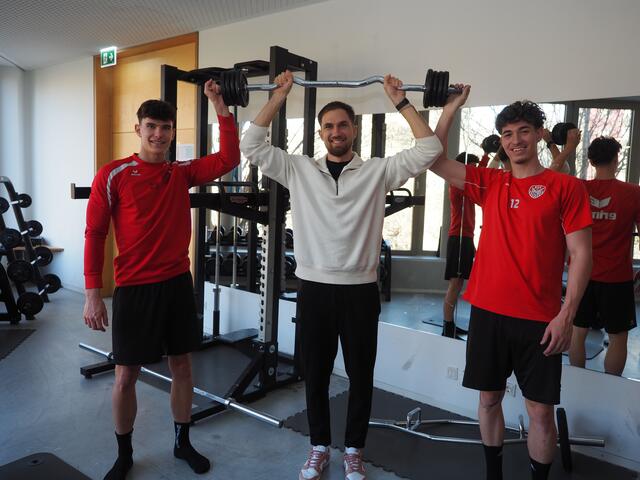 Matthias Puschl in der Kraftkammer der KSV-Akademie, unterstützt von jungen Fußballtalenten. | Foto: Gaube