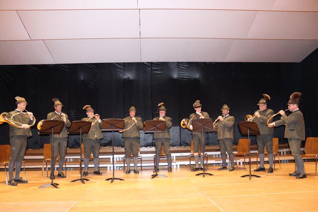 Die Jagdhornbläser des Bezirks umrahmten die Abschlussfeier samt Zeugnisverleihung musikalisch.  | Foto: Elisabeth Zangerl