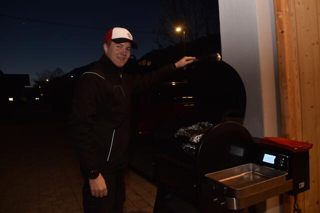 Ripperl-Chef Florian Ostheimer, ein wahrer Meister seines Fachs, weiß genau, worauf es beim perfekten Grillen ankommt. | Foto: Kendlbacher