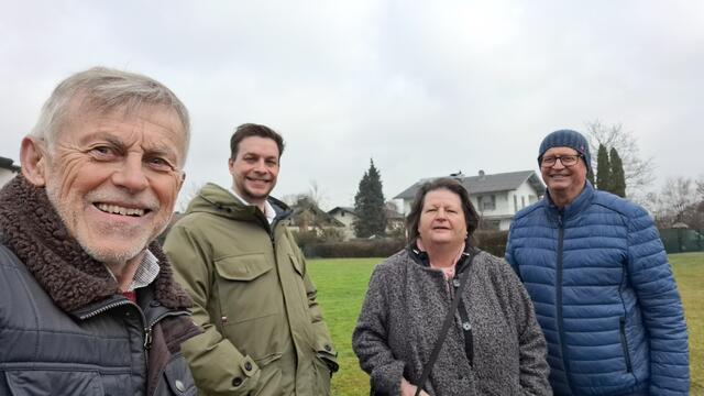 Foto: Bei einer Grundstücksbegehung, v.li.n.r.: Anton Wintersteller,  Thomas Gefahrt (GSWB), Monika Sauer u. Gerhard Lachnit.