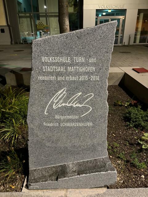 Der Gedenkstein vor Volksschule und Stadtsaal in Mattighofen. | Foto: Stadtgemeinde Mattighofen