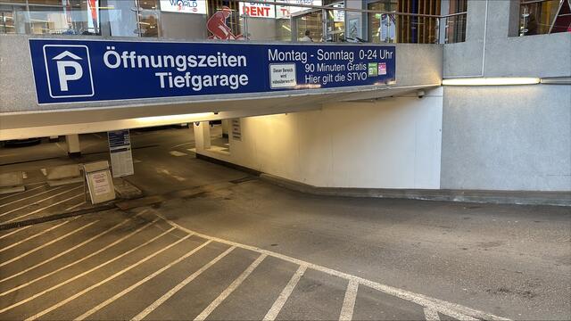 Bei der Stadtgalerie gibt es ein neues Parksystem. Es gibt keine Schranken mehr: Die Parkdauer wird mittels Kennzeichenerfassung durch eine Kamera festgestellt. | Foto: Johannes Brandner