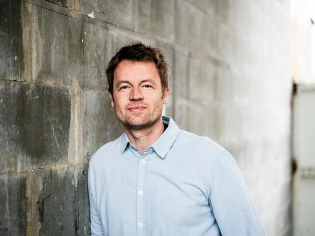 Sportjournalist Ronny Blaschke liest in der Bücherei Philadelphiabrücke. | Foto: Sebastian Wells_Ostkreuz