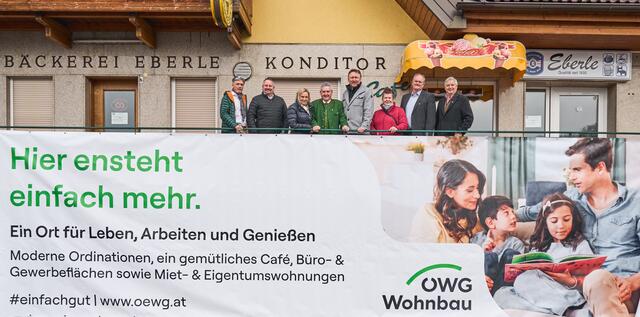 Daniel Kahr, Gemeinderat Martin Niggas, Gemeinderätin Franziska Hartner, Bürgermeister Josef Niggas, ÖWG Wohnbau-Vorstandsdirektor Hans Schaffer, Gemeinderätin Christine Hubmann, Günter Gamper und 1. Vizebürgermeister Robert Sauer vor alten Bäckerei Eberle. | Foto: Petru Rimovetz