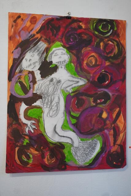 Auch Kunstwerk aus der Schulzeit oder Kindheit fanden einen Platz im Zuge dieser einzigartigen Ausstellung. | Foto: Alicia Martin Gomez