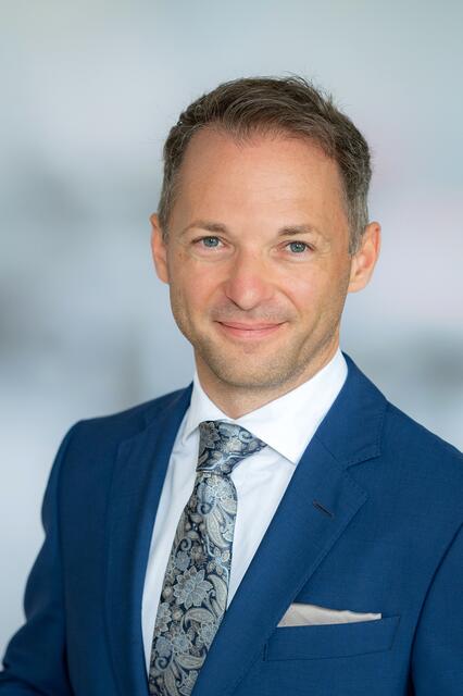 "Positiv ist, dass die Zahl neu arbeitslos gewordener Personen weiterhin zurückgeht und damit weniger Menschen arbeitslos werden als noch vor einem Jahr. Da aber die Zahl der arbeitslosen Personen höher liegt als im Vorjahr, heißt das, dass es den bereits arbeitslosen Menschen schwerer fällt, wieder eine Beschäftigung zu finden", erklärt Franz Huber, Leiter des AMS Salzburg-Stadt. | Foto: Hannelore Kirchner