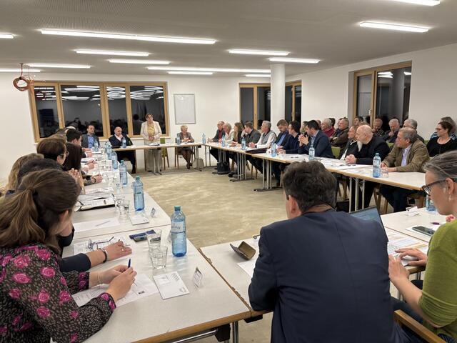 Bürgermeisterin Josefa Geiger eröffnete noch einmal die Sitzung.  | Foto: Victoria Edlinger