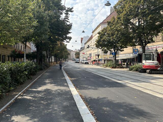 Baustelle bis zum Gehsteig: Der Gehweg bei der Wiedner Hauptstraße wurde asphaltiert gelassen, das sorgt nun für Diskussionen. | Foto: Tamara Winterthaler/MeinBezirk