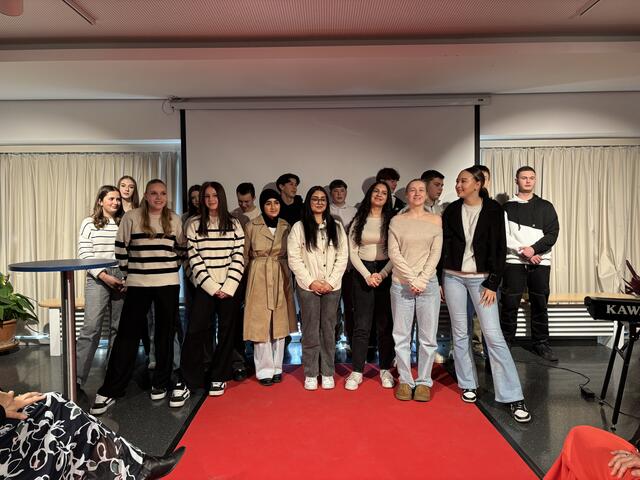 Die Schülerinnen und Schüler der 1AWF an der einjährigen Wirtschaftsfachschule am WI'MO Klagenfurt berichteten über das bisherige Schuljahr. | Foto: MeinBezirk.at