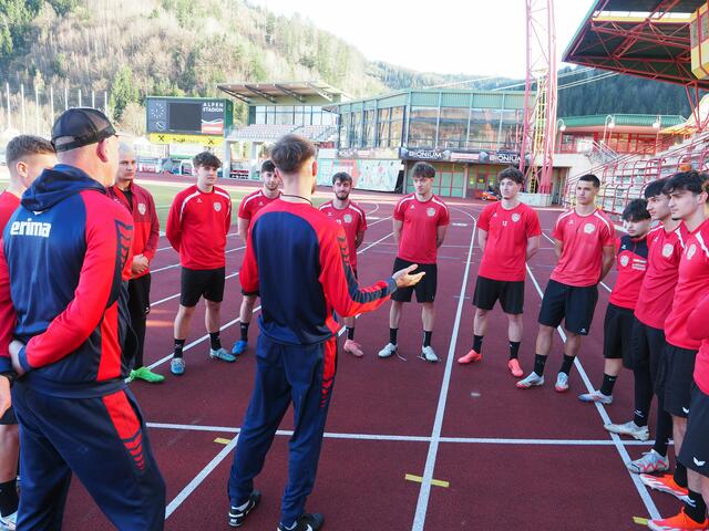 Trainingsbesprechung mit dem Amateurteam von KSV 1919. | Foto: Gaube