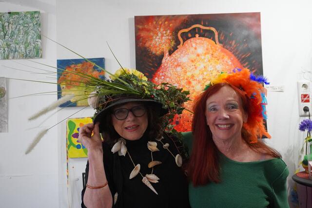 Eliza Faulhammer und Waltraud Heschl waren zwei der Künstlerinnen der besonderen Gschnas-Vernissage.  | Foto: Alicia Martin Gomez
