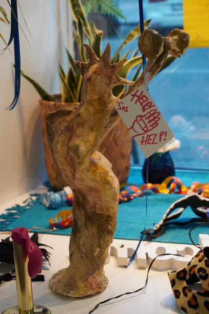 Eine zerfließende Freiheitsstatue auf der Suche nach Hilfe.  | Foto: Alicia Martin Gomez