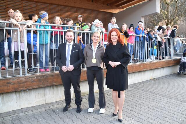 Beim Weltmeisterinnenempfang: Bgm. Markus Peer, Leni Niedermayr und Landesrätin Cornelia Hagele