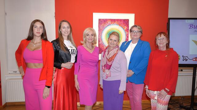 Gabi Lechner und der Bezirksvorstand von Frau in der Wirtschaft mit Isabella und Arabella Vogl, Riki Vogl, Beate Gotthardt und Eveline Rudres | Foto: Schrapf