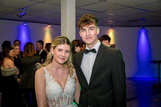 Maturant Daniel eröffnete mit Anna den Ball.