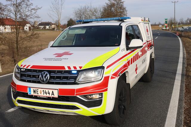 Ein Lenker kam mit seinem Fahrzeug in Gunskirchen von der Fahrbahn ab. Der Pkw rammte alles, was ihm im Weg stand.  | Foto: laumat.at