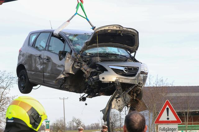Ein Lenker kam mit seinem Fahrzeug in Gunskirchen von der Fahrbahn ab. Der Pkw rammte alles, was ihm im Weg stand.  | Foto: laumat.at
