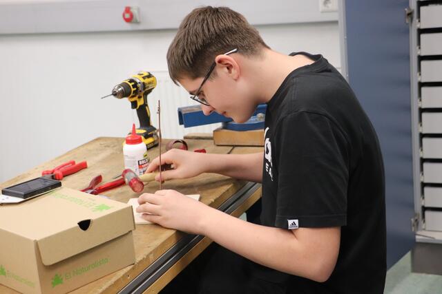 Luca (14) baut ein solarbetriebenes Mini-Flugzeug | Foto: Edith Ertl