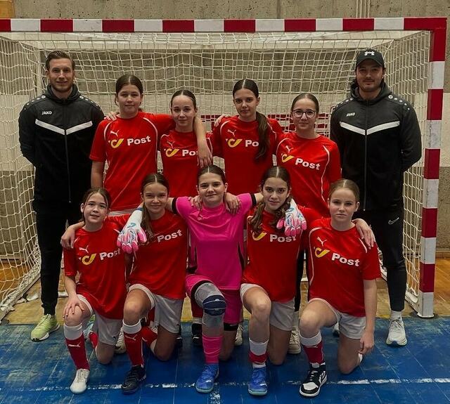 Das Mädchen-Team der Sport-Mittelschule Oberschützen holtte den starken sechsten Platz im Futsal-Bundesfinale. | Foto: SMS Oberschützen
