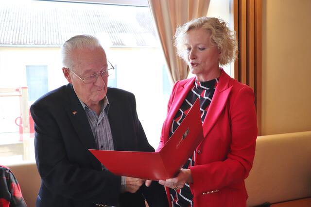 NAbg. Karin Greiner dankte Pepi Kopsche für 70 Jahre Treue zur Sozialdemokratie. Mit allem in der SPÖ war der 92-jährige nicht immer einverstanden, aber "die Sozialdemokratie ist die Partei, die sich für die Arbeiter einsetzt", sagte der Gratkorner.  "Es ist gut, dass du uns sagst, wenn dir etwas nicht passt und auch ansprichst", dankte Greiner für ehrliche Kritik, die auch angenommen wird.  | Foto: Edith Ertl