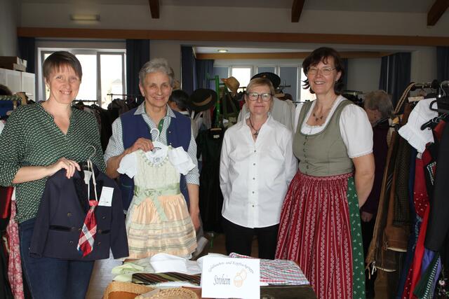 die Frauen der Goldhaubengruppe Stroheim