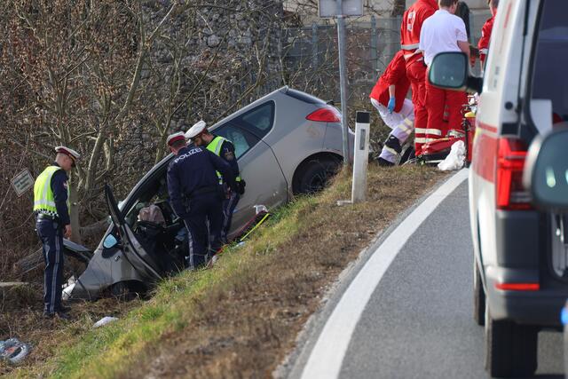 Ein Lenker kam mit seinem Fahrzeug in Gunskirchen von der Fahrbahn ab. Der Pkw rammte alles, was ihm im Weg stand.  | Foto: laumat.at