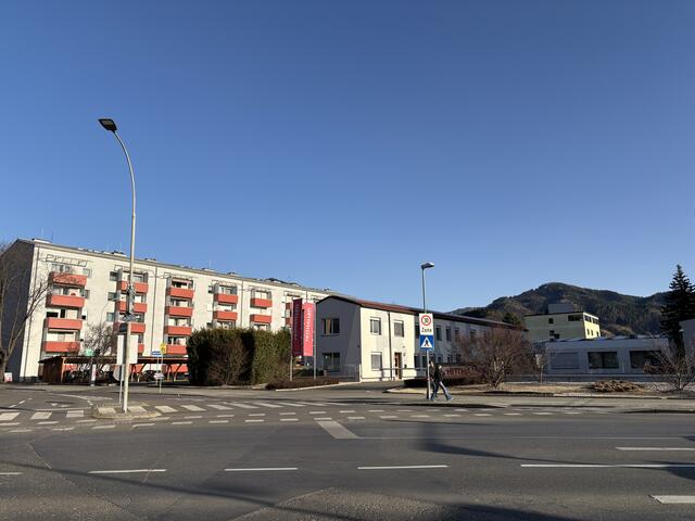 Früher wurden Schutzwege direkt im Kreuzungsbereich geführt, wovon nun aber immer wieder abgegangen werde, damit sich Fahrzeuglenker besser orientieren können.  | Foto: MeinBezirk