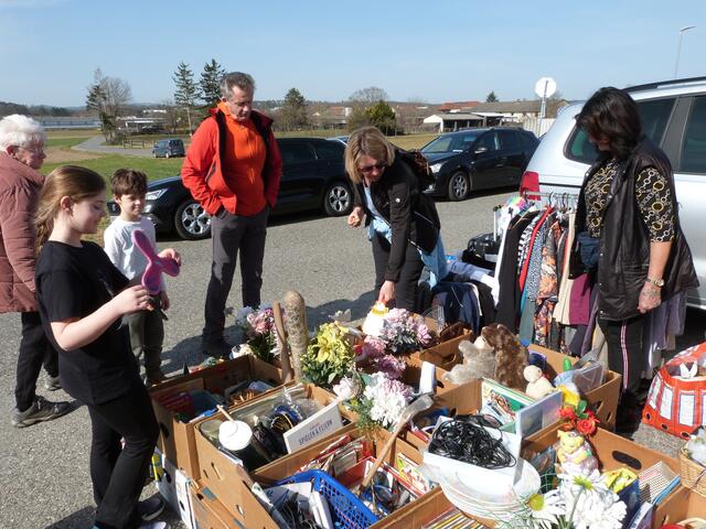 "Mama, schau! Darf ich das bitte haben?", fragte ein Mädchen nach einem spannenden Fund. 