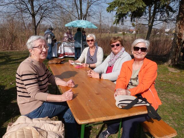 Bei strahlendem Sonnenschein genossen die Damen den Markt der Erde in Lutzmannsburg. 