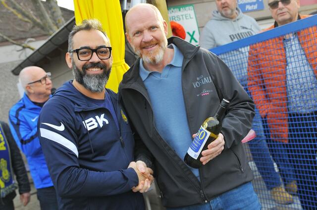 Obmann des ASK Bad Vöslau Behrooz Khiaban gratuliert Vizebürgermeister der Stadtgemeinde Bad Vöslau zum 50er  | Foto: mamaraZZa photo