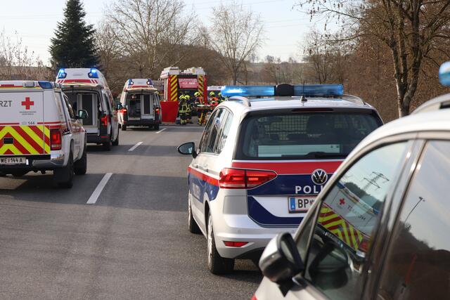 Ein Lenker kam mit seinem Fahrzeug in Gunskirchen von der Fahrbahn ab. Der Pkw rammte alles, was ihm im Weg stand.  | Foto: laumat.at