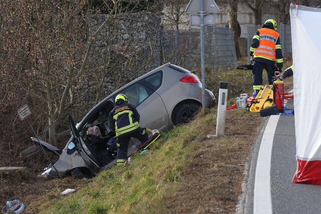 Ein Lenker kam mit seinem Fahrzeug in Gunskirchen von der Fahrbahn ab. Der Pkw rammte alles, was ihm im Weg stand.  | Foto: laumat.at