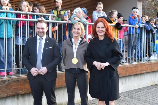 Beim Weltmeisterinnenempfang: Bgm. Markus Peer, Leni Niedermayr und Landesrätin Cornelia Hagele