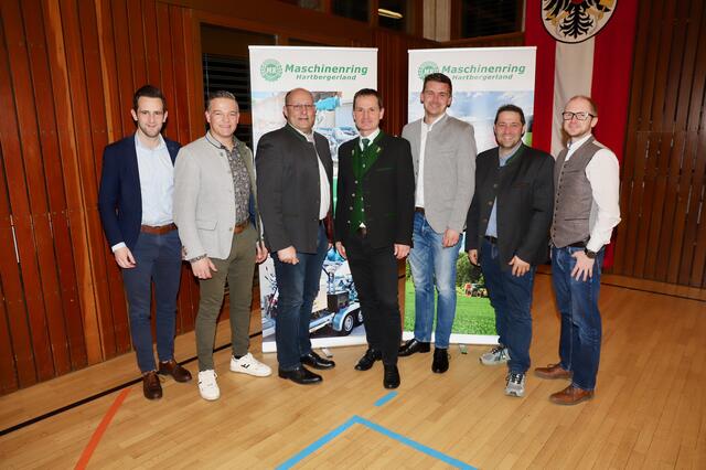 Die Verantwortlichen des Maschinenringes Hartbergerland rund um Karl Schalk im Kreis der Ehrengäste. | Foto: Alfred Mayer 