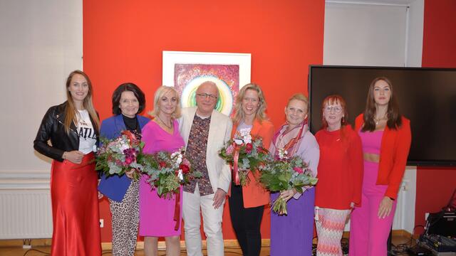 Gruppenbild mit Herrn (v. l.): Arabella Vogl, Monika Gruber, Riki Vogl, Harald Almer, Verena Böhm, Gabi Lechner, Eveline Rudres und Isabella Vogl | Foto: Schrapf