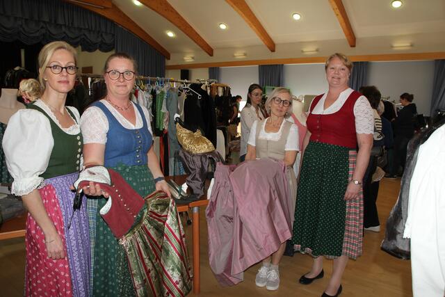 Die Frauen der Goldhaubengruppe von St. Marienkirchen/P. 
v.l.n.r: Lena Rabl, Eva Wellek, Sieglinde Perfahl und Obfrau Birgit Lindinger