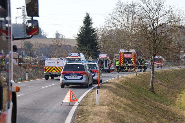 Ein Lenker kam mit seinem Fahrzeug in Gunskirchen von der Fahrbahn ab. Der Pkw rammte alles, was ihm im Weg stand.  | Foto: laumat.at