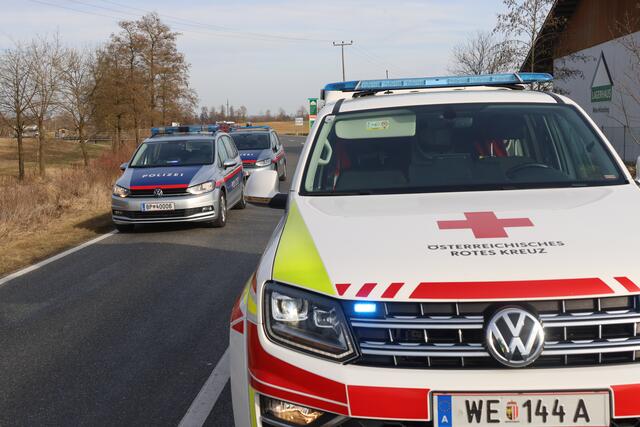 Ein Lenker kam mit seinem Fahrzeug in Gunskirchen von der Fahrbahn ab. Der Pkw rammte alles, was ihm im Weg stand.  | Foto: laumat.at
