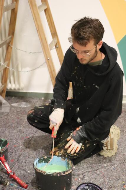 Der freischaffende Künstler Florian Perl bei der Arbeit | Foto: Edith Ertl