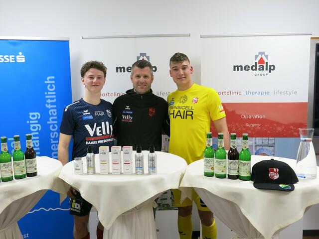 Luis Marberger, Trainer Jens Scheuer und Torhüter Christian Steinlechner freuen sich auf die Frühjahrssaison. | Foto: Peter Leitner